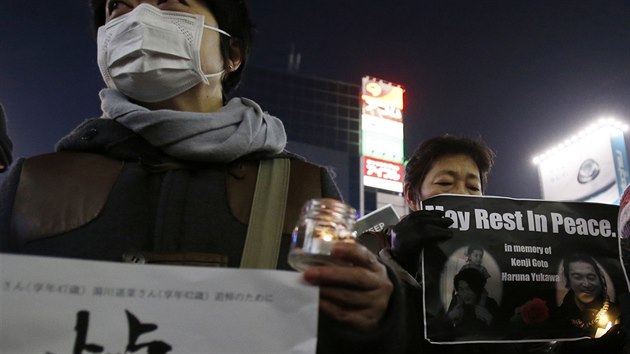 Japonsko truchl za zabit rukojm (8. nora 2015).