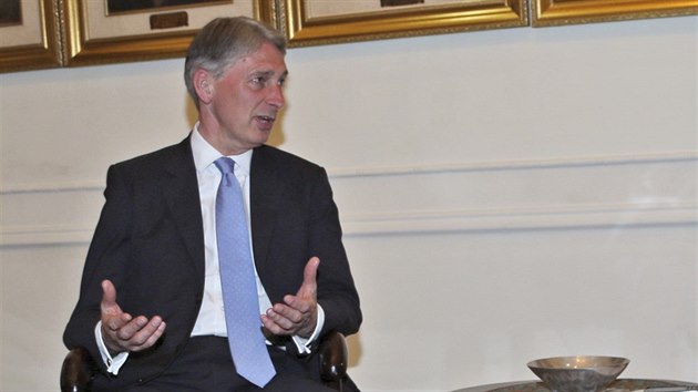 Britsk ministr zahrani Phillip Hammond na jednn v Indonsii (4. nora 2015).
