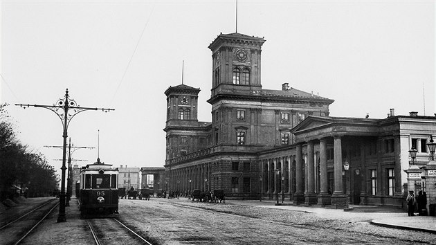 Historick budova hlavnho ndra v Praze na dobov fotografii