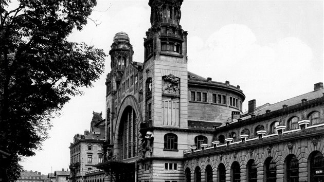 Historick budova hlavnho ndra v Praze na dobov fotografii