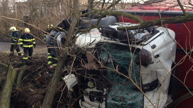 Pi nehod nkladnho auta a autobusu u Liblice na Mlnicku nebyl natst nikdo zrann (2.2.2015)