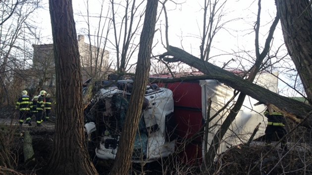 Pi nehod nkladnho auta a autobusu u Liblice na Mlnicku nebyl natst nikdo zrann (2.2.2015)