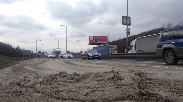 Na Jin spojce se z jedoucho nklaku vylil beton, zablokoval dva jzdn pruhy