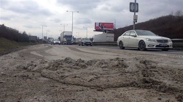 Na Jin spojce se z jedoucho nklaku vylil beton, zablokoval dva jzdn pruhy