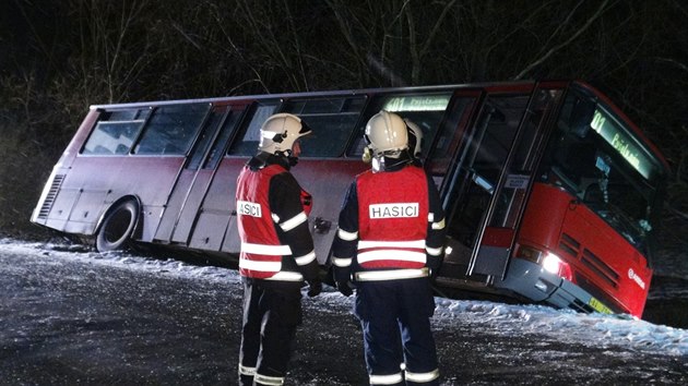 Příměstský autobus havaroval u obce Zaječice na Benešovsku. Nikdo z cestujících nebyl zraněn (4.2.2015)