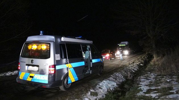 Příměstský autobus havaroval u obce Zaječice na Benešovsku. Nikdo z cestujících nebyl zraněn (4.2.2015)