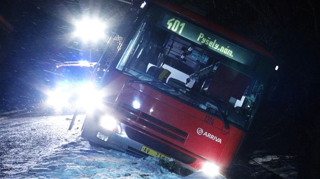 Pmstsk autobus havaroval u obce Zajeice na Beneovsku. Nikdo z cestujcch nebyl zrann (4.2.2015)