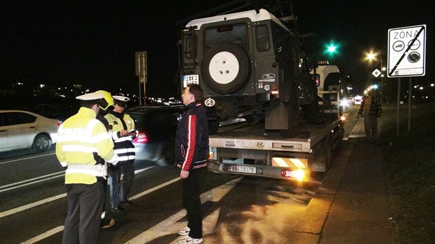 idi odtahov sluby se neveel pod tefnikv most, hydraulick rameno pokodilo peven vz. (5.2.2015)