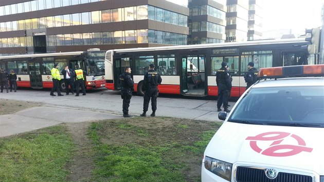 Ve Vyskoilov ulici v Praze se srazily dva autobusy, na mst byli zrann (6.2.2015)