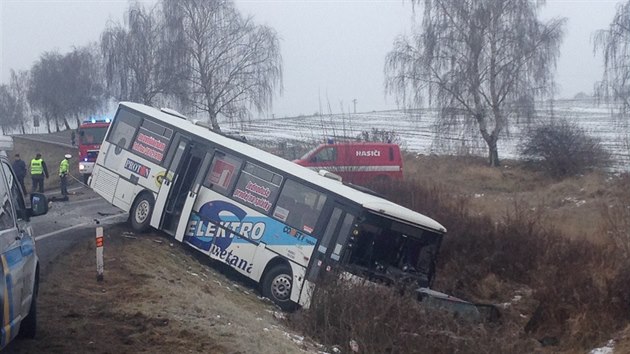 U Olbramovic se eln srazilo osobn auto s autobusem. V aut cestovala idika a dt, svm zrannm podlehly.