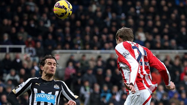 Peter Crouch (druh zprava), tonk Stoke, stl vyrovnvac gl na 1:1 v utkn proti Newcastlu.