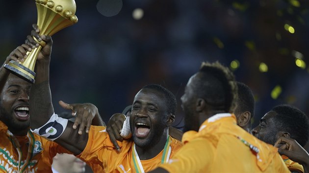 Fotbalist Pobe slonoviny oslavuj vtzstv ve finle Africkho pohru nrod.
