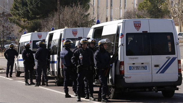 Francouzsk policie zasahuje proti tonkm ve tvrti Castellane ve mst Marseille (9. nora 2015).