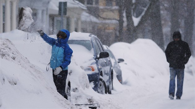 Severovchod Spojench stt se pipravuje a na 60 centimetr novho snhu, kter mohou napadnout bhem snhov boue (9. nora 2015).