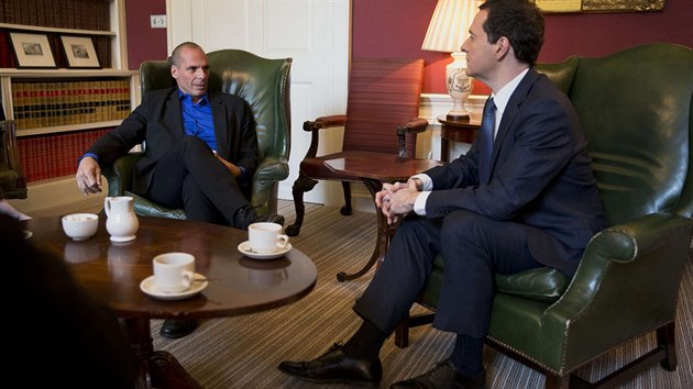 eck ministr financ Janis Varufakis bhem jednn se svm protjkem, britskm kanclem Georgem Osbornem, v Londn (2. nora 2015)