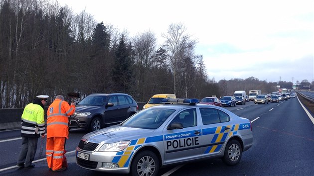 Policist kvli nehod na D1 ve smru na Brno odklnj na 15. kilometru dopravu (1. nora 2015)