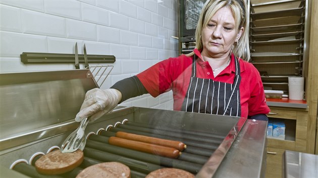 Podle Romana Vacíka, který je regionálním manažerem sítě pekáren, je Lucie Kylíšková spolehlivá zaměstnankyně. To, že je neslyšící, není překážkou, protože dokáže odezírat ze rtů a používá i sluchadlo.