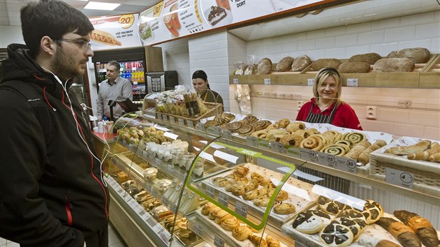 Zákazníky Lucie Kylíšková sice neobsluhuje, připravuje pro ně však to, co si do pekárny chodí koupit.