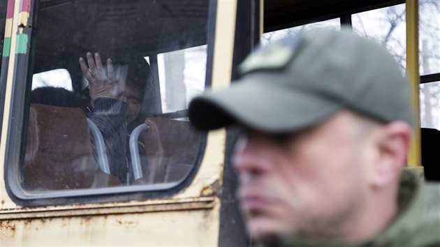 ena z vchodoukrajinskho msta Debalceve si utr slzy na palub autobusu, kter evakuuje z oblasti civilisty (3. nora 2015).
