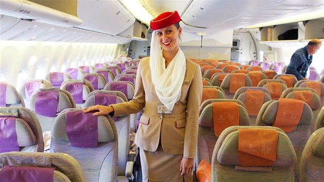 Karolína Krausová je stevardkou u letecké společnosti Emirates Airlines