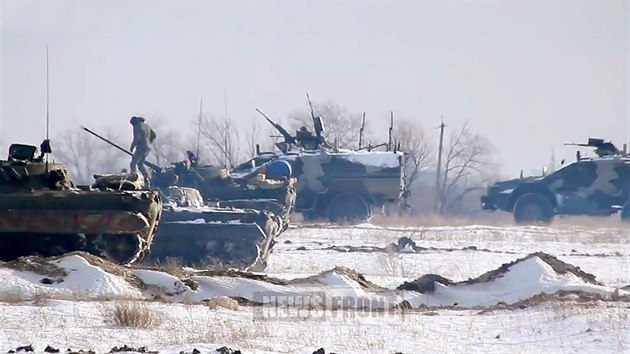 Ruský obrněný automobil BPM-97 Dozor-N (na snímku vzadu) je nejnovější verzí vozu KAMAZ-43269 Vystrel. Snímek pochází ze cvičení separatistů u Luhansku, je datován 31. prosince 2014.
