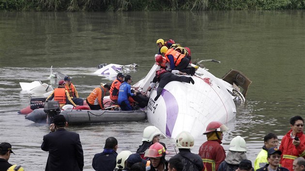 Na Tchaj-wanu se krtce po startu zřtilo letadlo (4. nora 2015).