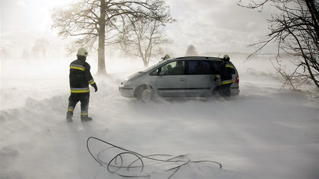 Sněhov kalamita pobl maďarskho Zalaszentbalazsu, kter le přes 200 kilometrů jihozpadně of Budapeti (8. nora 2015).