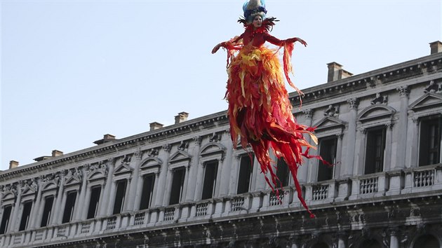 Na železném laně letí z Kampanily baziliky svatého Marka doprostřed náměstí, aby se objala s dóžetem a zjemnila bujarou atmosféru na karnevalu. (8. února 2015)