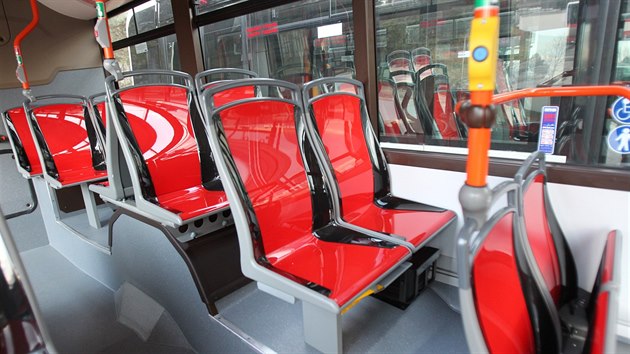 Sedačky v nových autobusech podle cestujících kloužou.