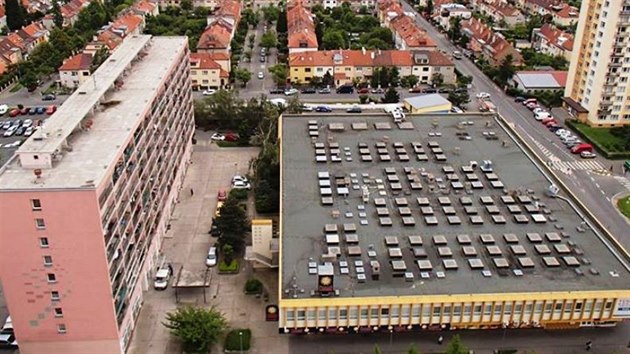 Pohled zhora na obchodní dům Tesko v Záběhlicích, na němž má vyrůst osmipatrová nástavba. Půdorys nástavby by zabíral třetinu až polovinu rozlohy střechy.