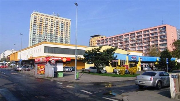Obchodní dům v Záběhlicích se má směrem do ulice Ostružinová (na snímku) rozrůst o polyfunkční dům.