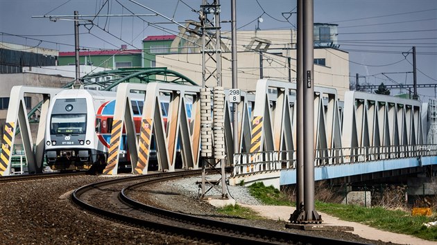 Kolnsk eleznin most. Z evropskch fond zrekonstruovan eleznin most byl postaven jako zvedac, i kdy pes nj vedou neperuen koleje.