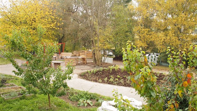 V komunitn zahrad na Opatov si mete pronajmout svj zhon a vyuvat spolen prostor k setkvn vech generac.