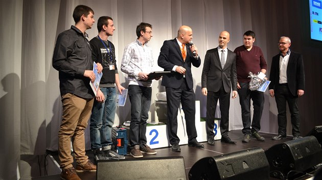 Michal Podsedník druhý zleva při vyhlašování výsledků evropské soutěže mladých kamnářů v rakouském Welsu.