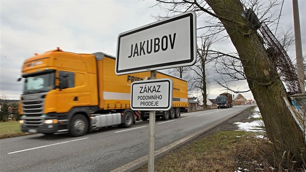 V Martínkově a Jakubově na Třebíčsku mají od podomního prodeje odradit cedule umístěné na dopravních značkách označujících začátek obce. Podle odborníků ale tato upozornění na značky nepatří.