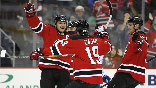 400. GÓL V NHL. Patrik Eliá pijímá gratulace spoluhrá z New Jersey.