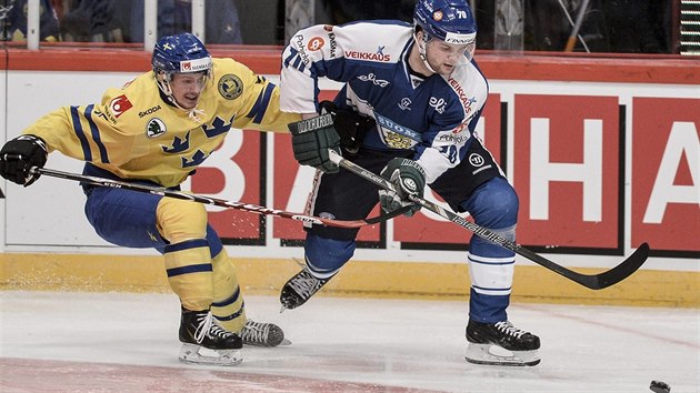 Švéd Niclas Burström (vlevo) atakuje Teemu Hartikainenena z Finska.