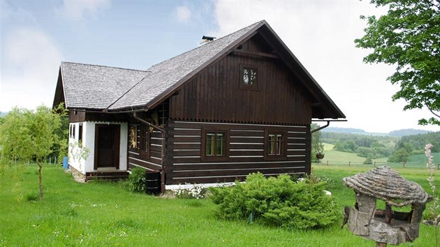 Majitelce se lb lidov stavby, kter pirozen a historicky zapadaj do krajiny. Vzhledem k jihoesk lokalit se rozhodla pro roubenou chalupu. Projekt podle jejch pedstav navrhl architekt Jaromr Pizinger.