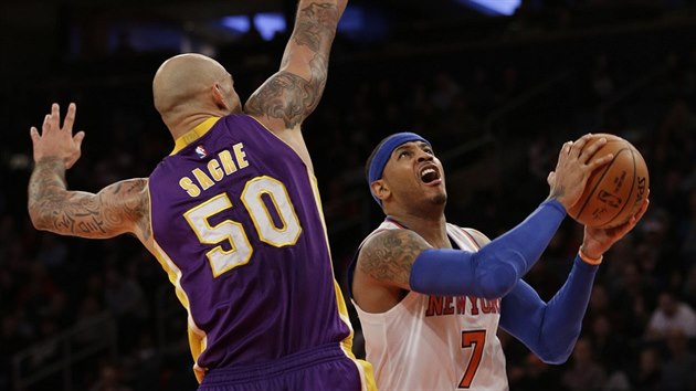 Carmelo Anthony (vpravo) z New Yorku se sna vyzrt na Roberta Sacreho z Los Angeles Lakers.