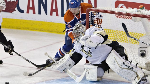 Brank Marc-Andre Fleury z Pittsburghu el anci edmontonskho Pakarinena.