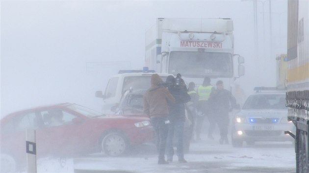 V hustm snen na Praskm okruhu havarovalo na 50 aut.