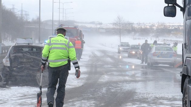 V hustm snen na Praskm okruhu havarovalo na 50 aut.