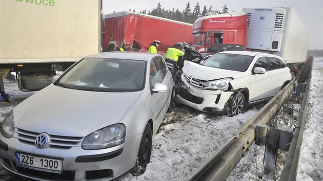 Nkolik destek aut havarovalo v nedli 8. nora na D1 u Jihlavy.