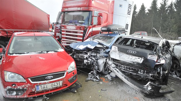 Hromadná nehoda desítek aut v neděli 8. února na půl dne zavřela dálnici D1 u Jihlavy.