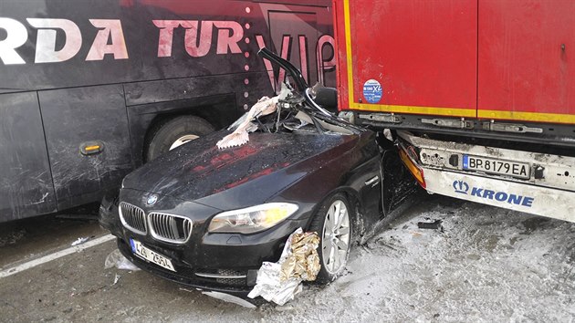 Hromadná nehoda desítek aut v neděli 8. února na půl dne zavřela dálnici D1 u Jihlavy.