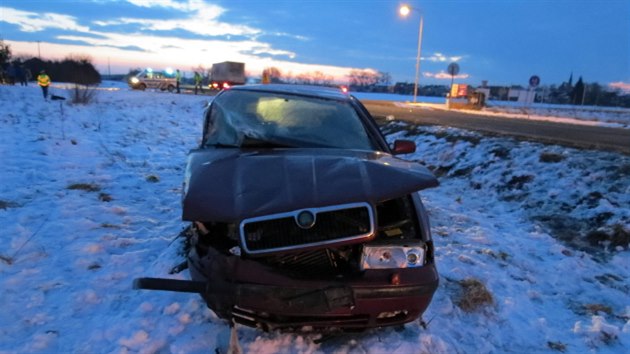 Nehodu u tpnova zavinila devtasedmdestilet seniorka. Pehldla jedouc auto.