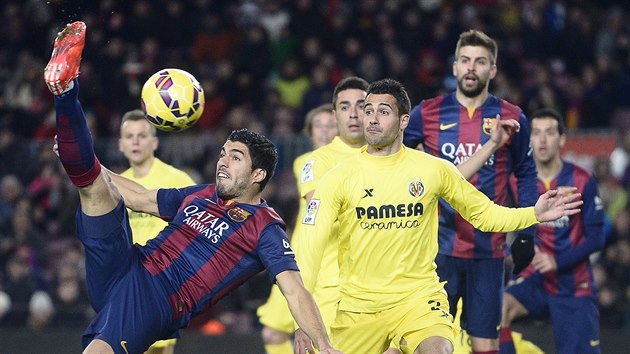 Luis Suarez (vlevo) z FC Barcelona stl na branku Villarrealu.