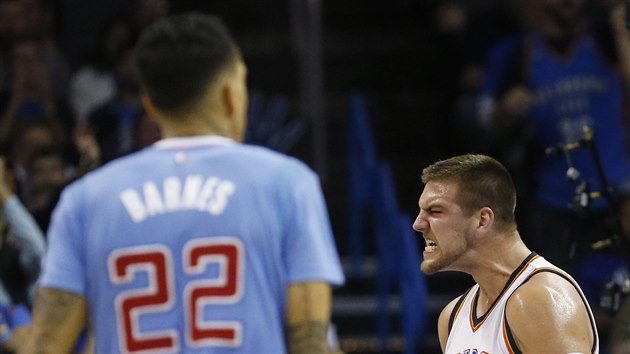 Mitch McGary (vpravo) z Oklahoma City oslavuje svj ko, Matt Barnes z  LA Clippers tomu smutn pihl.