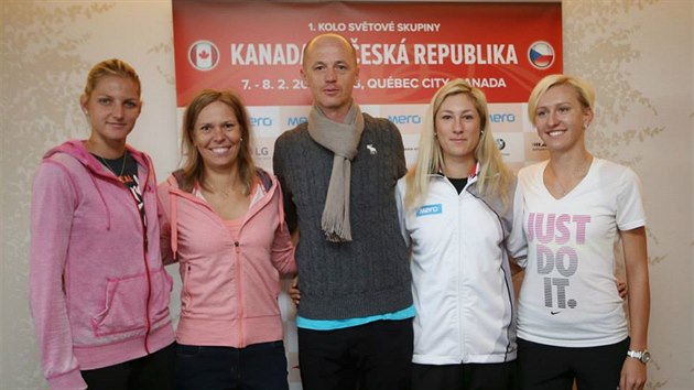 TM PRO 1. KOLO. Takovou sestavu zvolil kapitn Petr Pla (uprosted) pro 1. kolo Fed Cupu s Kanadou - zleva Karolna Plkov, Lucie Hradeck, Denisa Allertov a Tereza Smitkov.