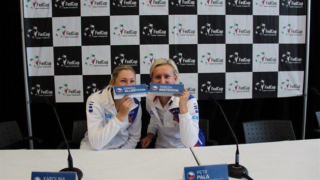 Denisa Allertov (vlevo) a Tereza Smitkov na tiskov konferenci ped 1. kolem Fed Cupu